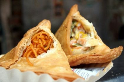 Kumar Samose Wala assorted samosas on tray in New Moti Nagar Delhi